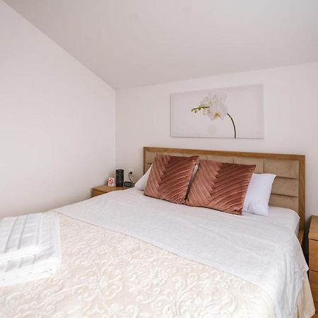 Mikonos Apartman Surcin ภายนอก รูปภาพ